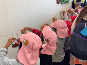 写真:花の子保育園の園児による飾りつけの様子6