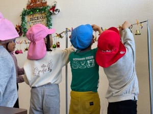 写真:花の子保育園の園児による飾りつけの様子7