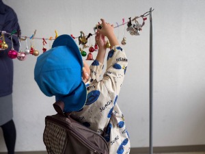 写真:市川梨の花保育園の園児による飾りつけの様子1