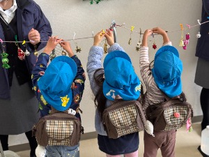 写真：市川梨の花保育園の園児による飾りつけの様子2