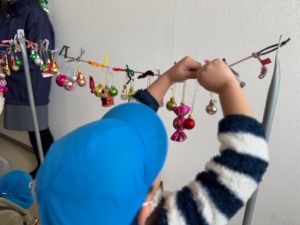 写真:市川梨の花保育園の園児による飾りつけの様子3