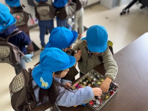写真：市川梨の花保育園の園児による飾りつけの様子4