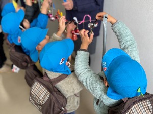 写真：市川梨の花保育園の園児による飾りつけの様子6