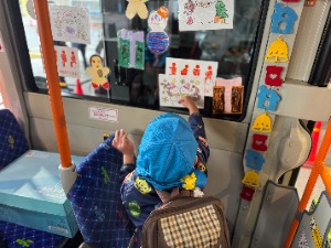 写真：市川梨の花保育園の園児による飾りつけの様子7