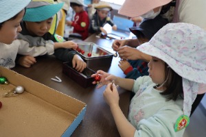 写真：大野保育園の園児による飾りつけの様子1