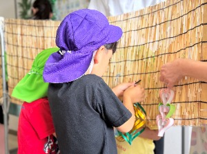 飾り付けの様子（市川南大野雲母保育園）写真1