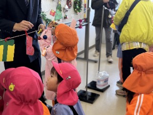 写真：築葉根幼稚園の園児による飾りつけの様子4