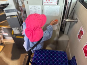 写真：築葉根幼稚園の園児による飾りつけの様子5