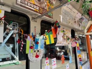 写真：築葉根幼稚園の園児による飾りつけの様子6