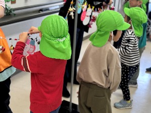 写真：市川南大野雲母保育園の園児による飾りつけの様子3