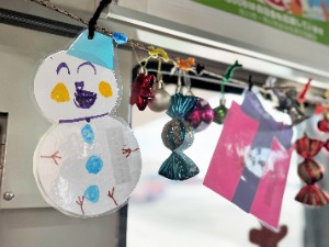 写真：市川南大野雲母保育園の園児による飾りつけの様子6