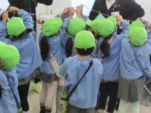 写真：大町不二幼稚園の園児による飾りつけの様子1