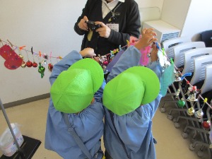 写真：大町不二幼稚園の園児による飾りつけの様子2
