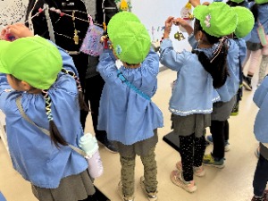 写真：大町不二幼稚園の園児による飾りつけの様子3