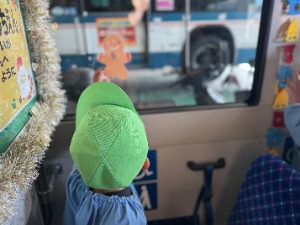 写真：大町不二幼稚園の園児による飾りつけの様子4