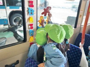 写真：大町不二幼稚園の園児による飾りつけの様子5