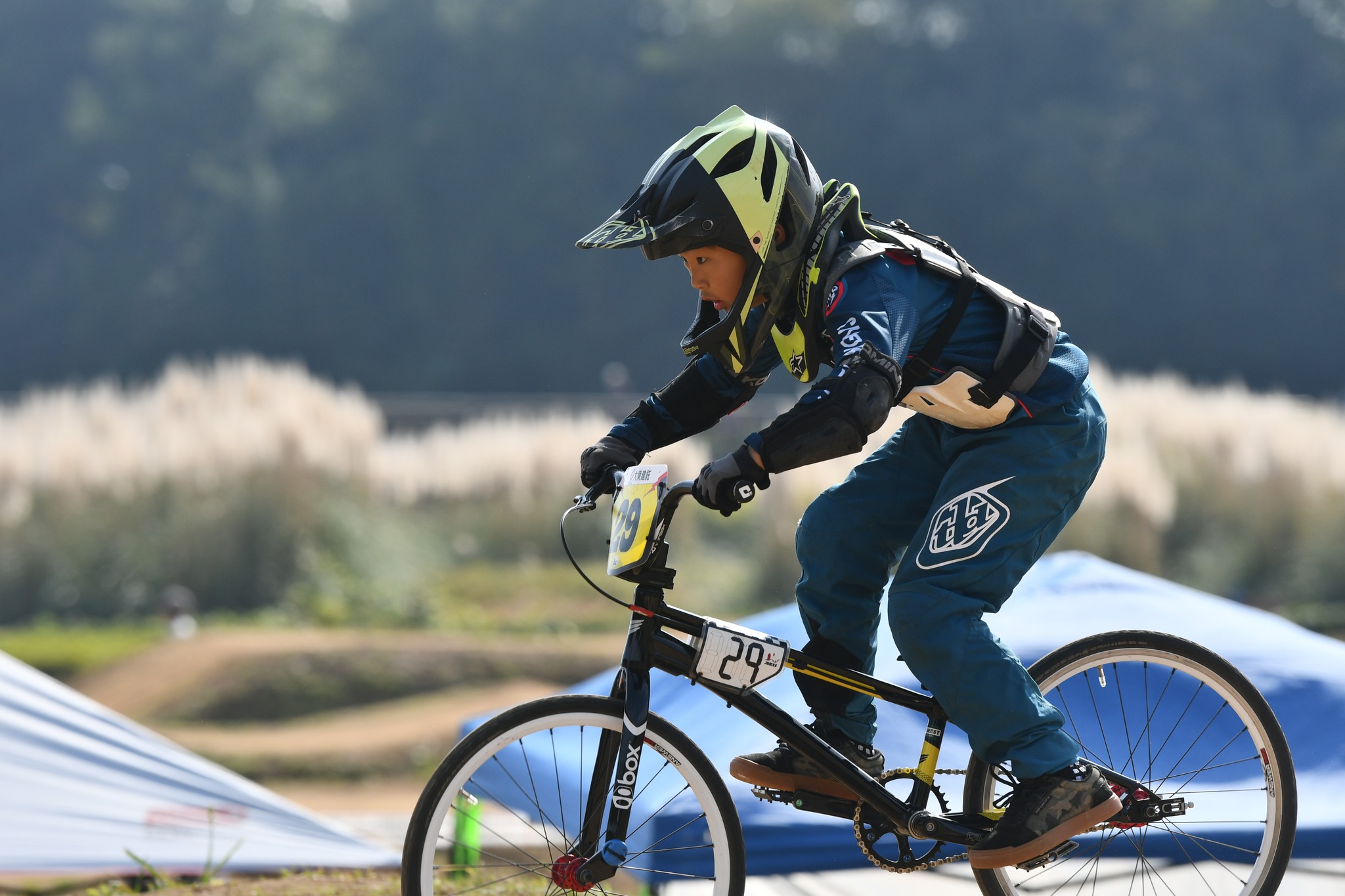 久保田瑛人さんがBMXでレースをしている写真