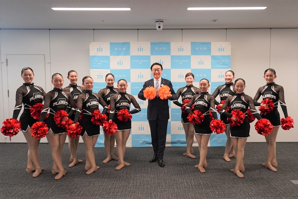 写真：田中市長とグラント　スパークルの皆さん
