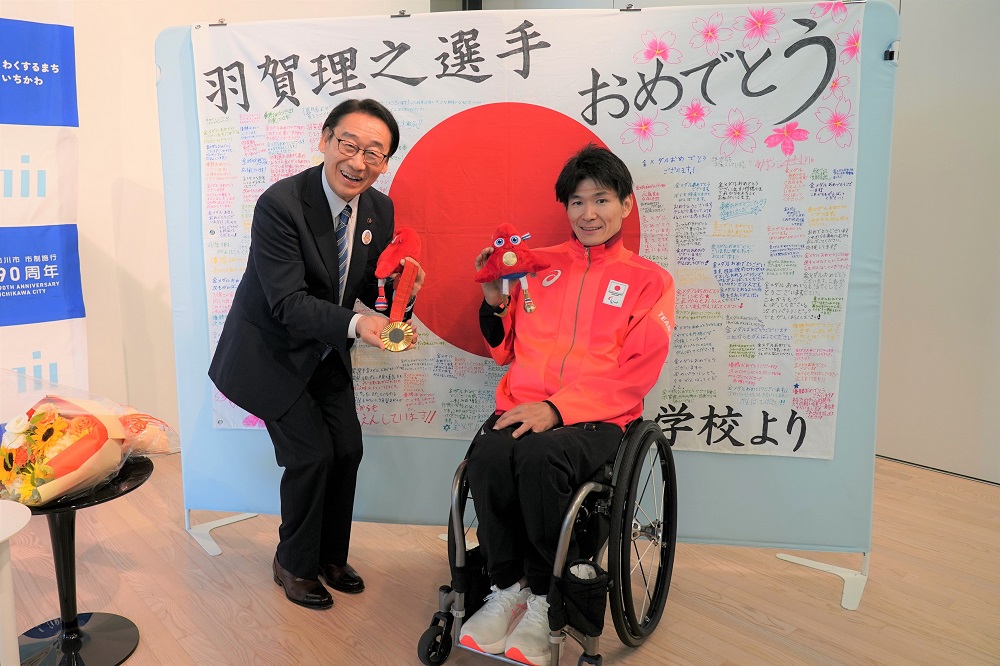 写真：田中市長と羽賀選手