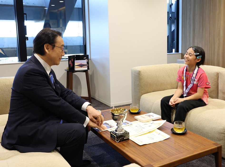 写真：対談中の市長と鈴木ののか選手