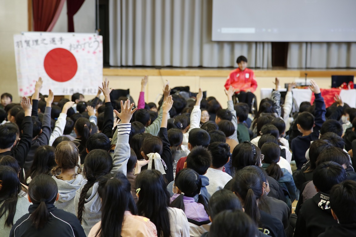 写真：質問コーナーで児童から挙がるたくさんの手