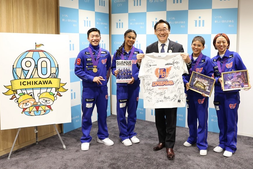 写真：田中市長とKADOKAWA DREAMSの皆さん