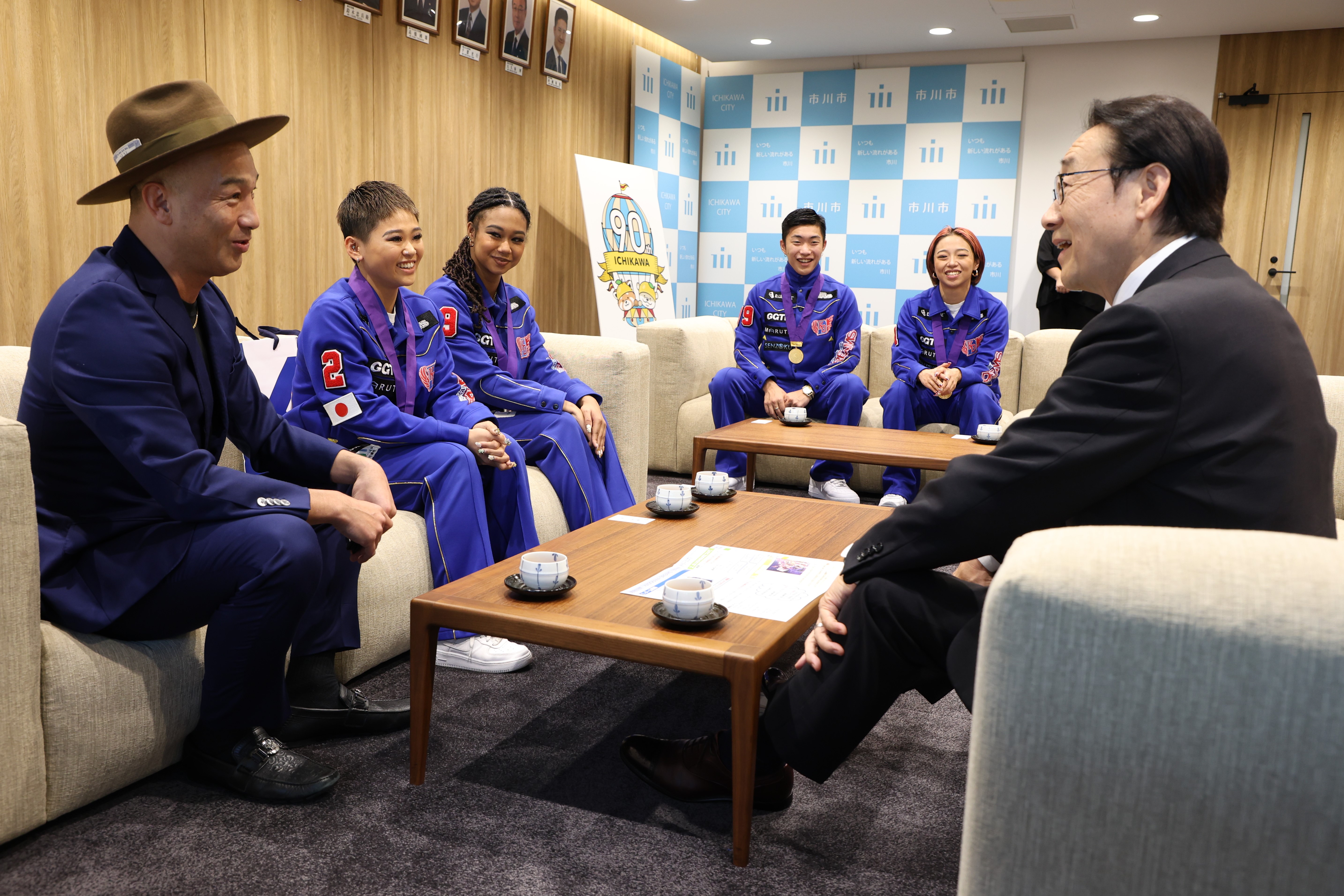 写真：談笑する田中市長とKADOKAWA DREAMSの皆さん