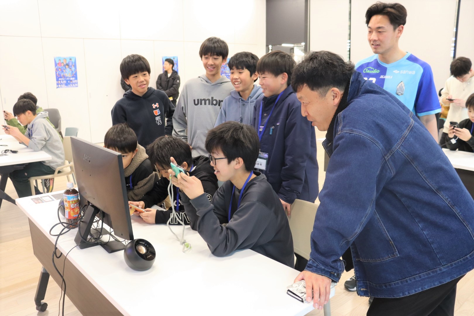 写真：集まって見学する皆さん