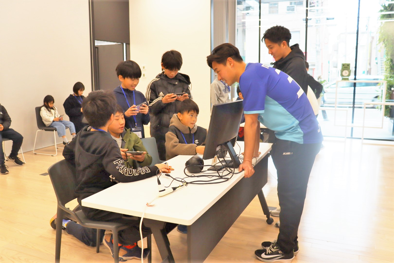 写真：ブリオベッカ浦安・市川の選手と触れ合う大会参加者