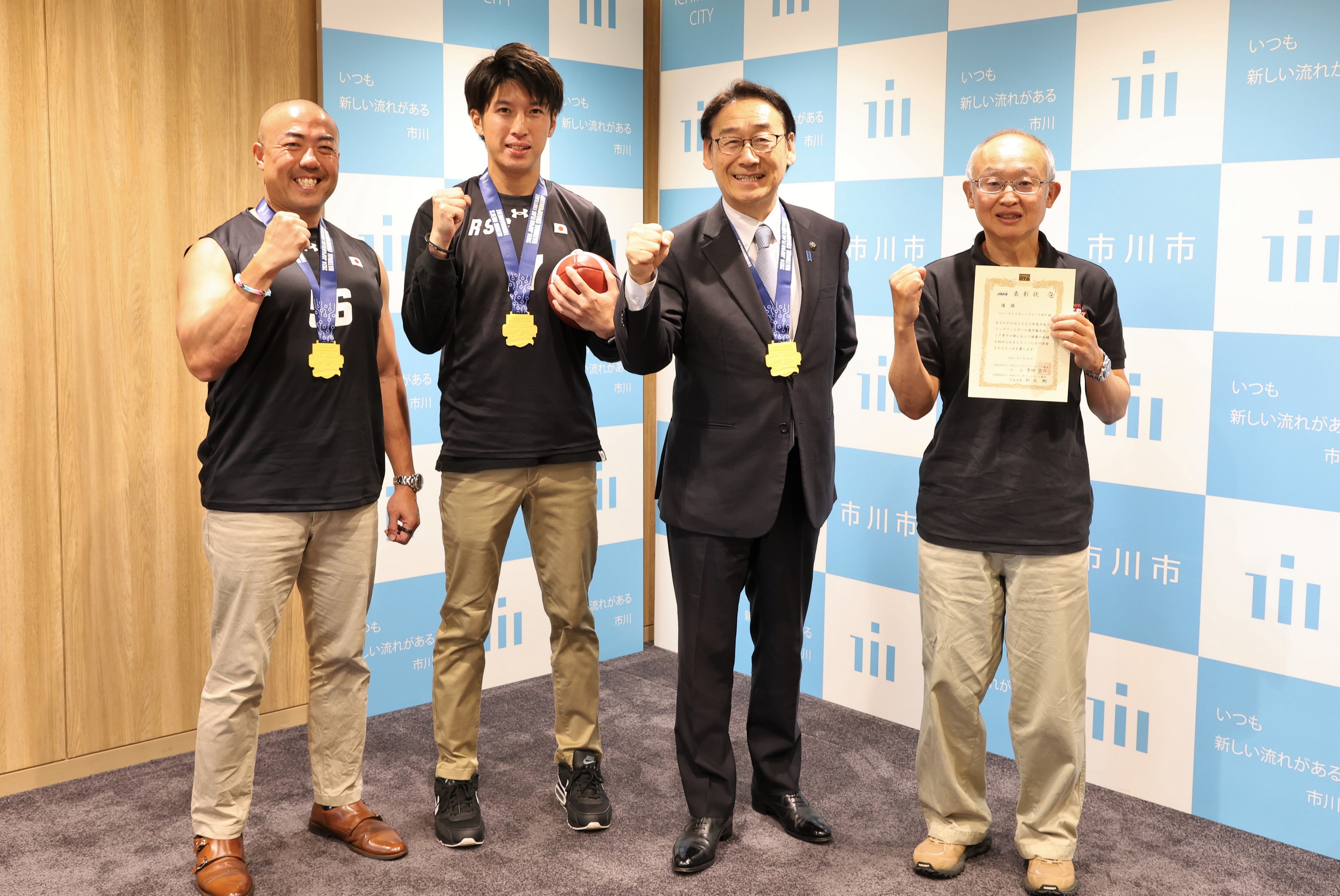 写真：田中市長とリバーサイドギャンブラーズ市川の皆さん