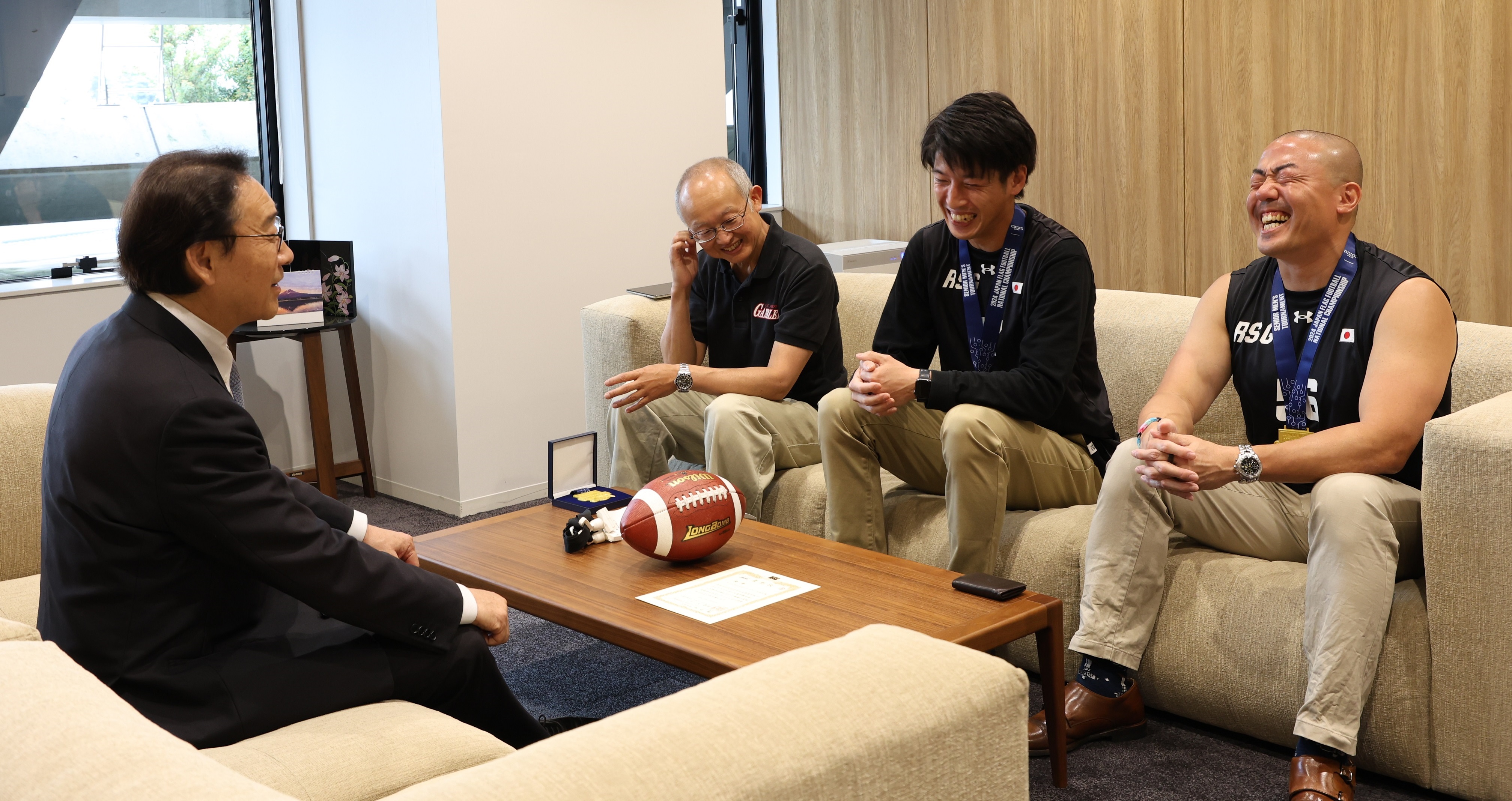 写真：田中市長とリバーサイドギャンブラーズのみなさんの歓談の様子