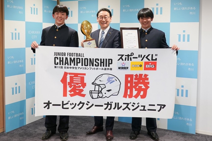 写真：田中市長と大熊選手・小澤選手