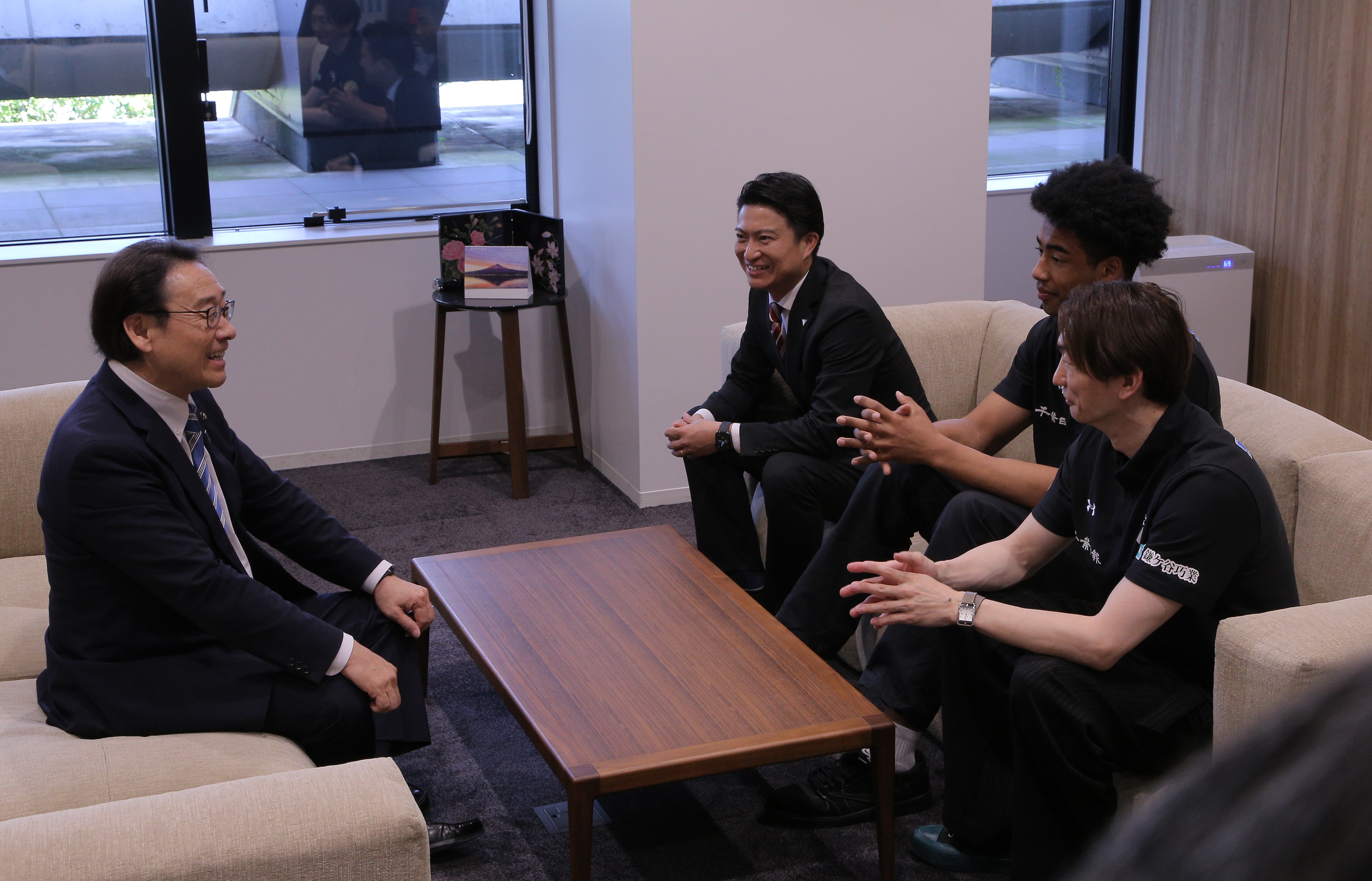 写真：田中市長と千葉ジェッツの皆さんの歓談の様子