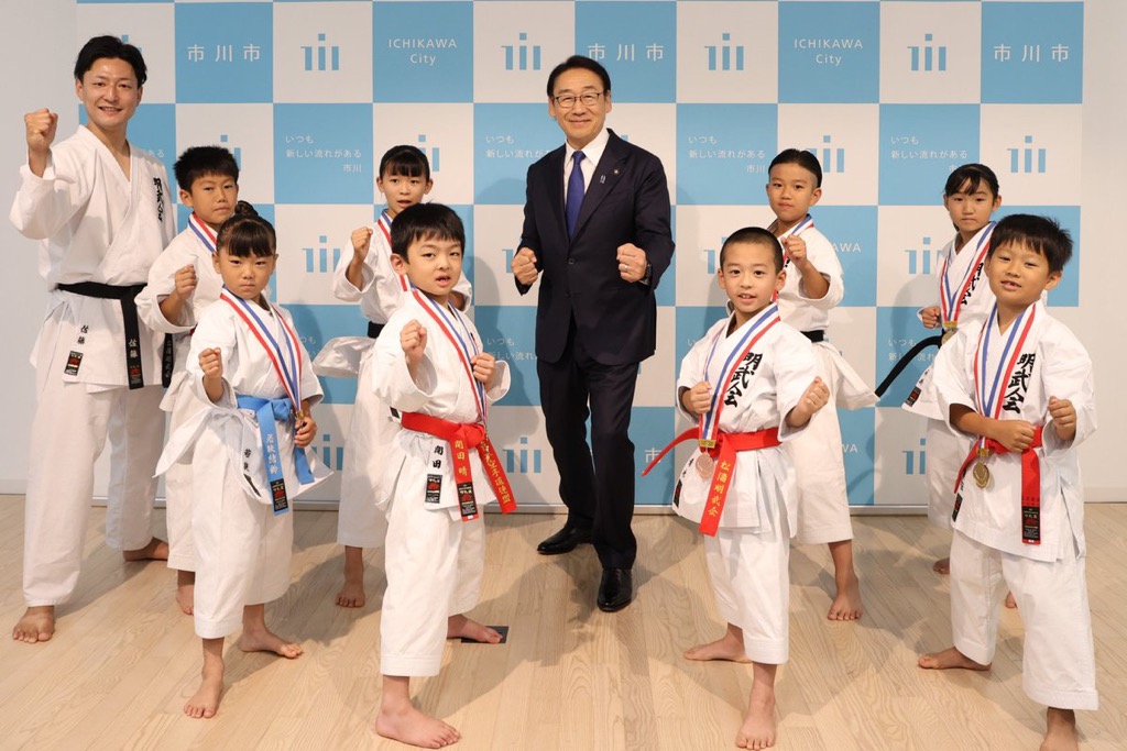 写真：田中市長と松濤明武会妙典・行徳教室の皆さん