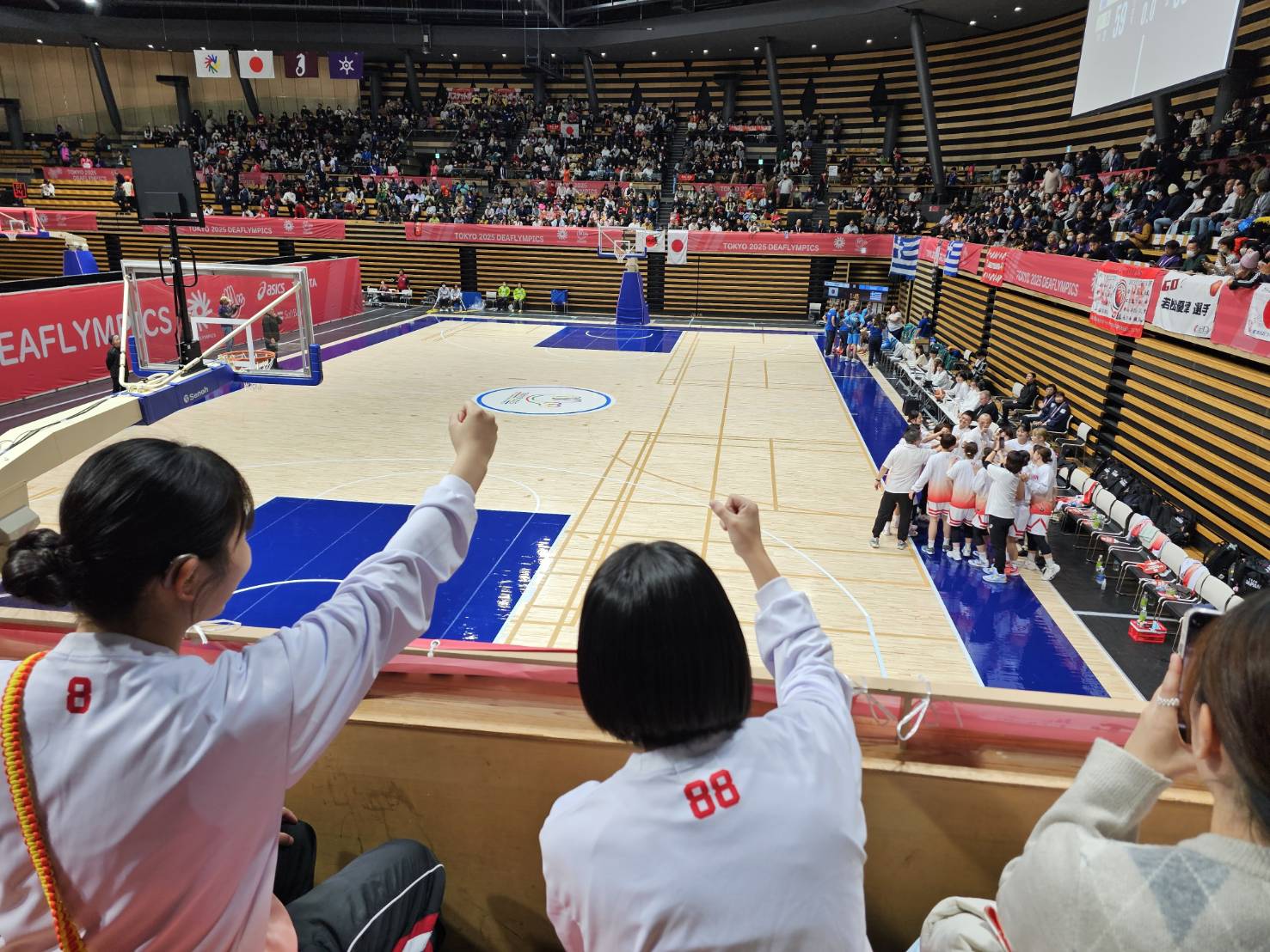 写真:観客席から日本代表の試合を応援する榎本選手