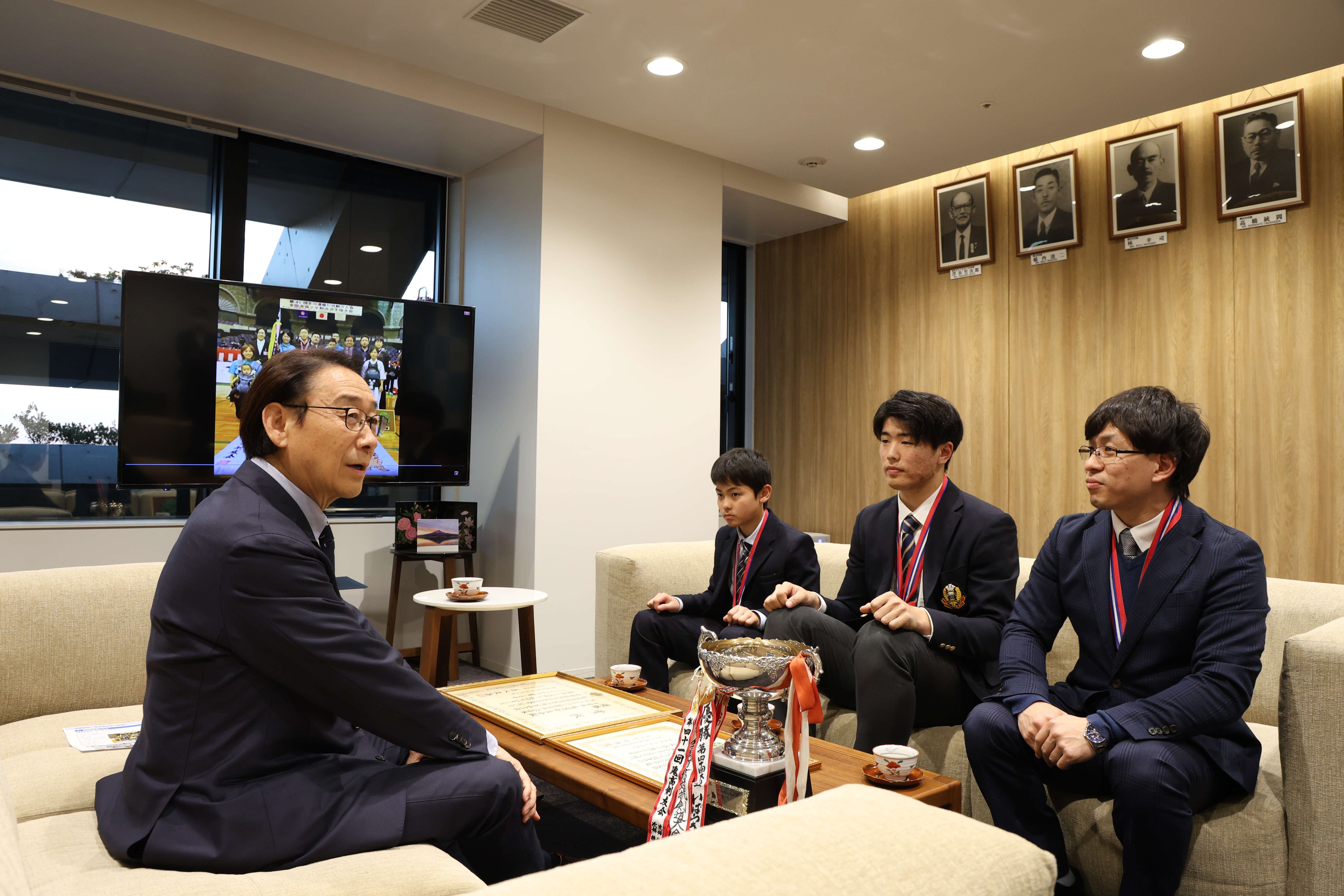 写真：歓談中の田中市長と鬼高剣友会の皆さん