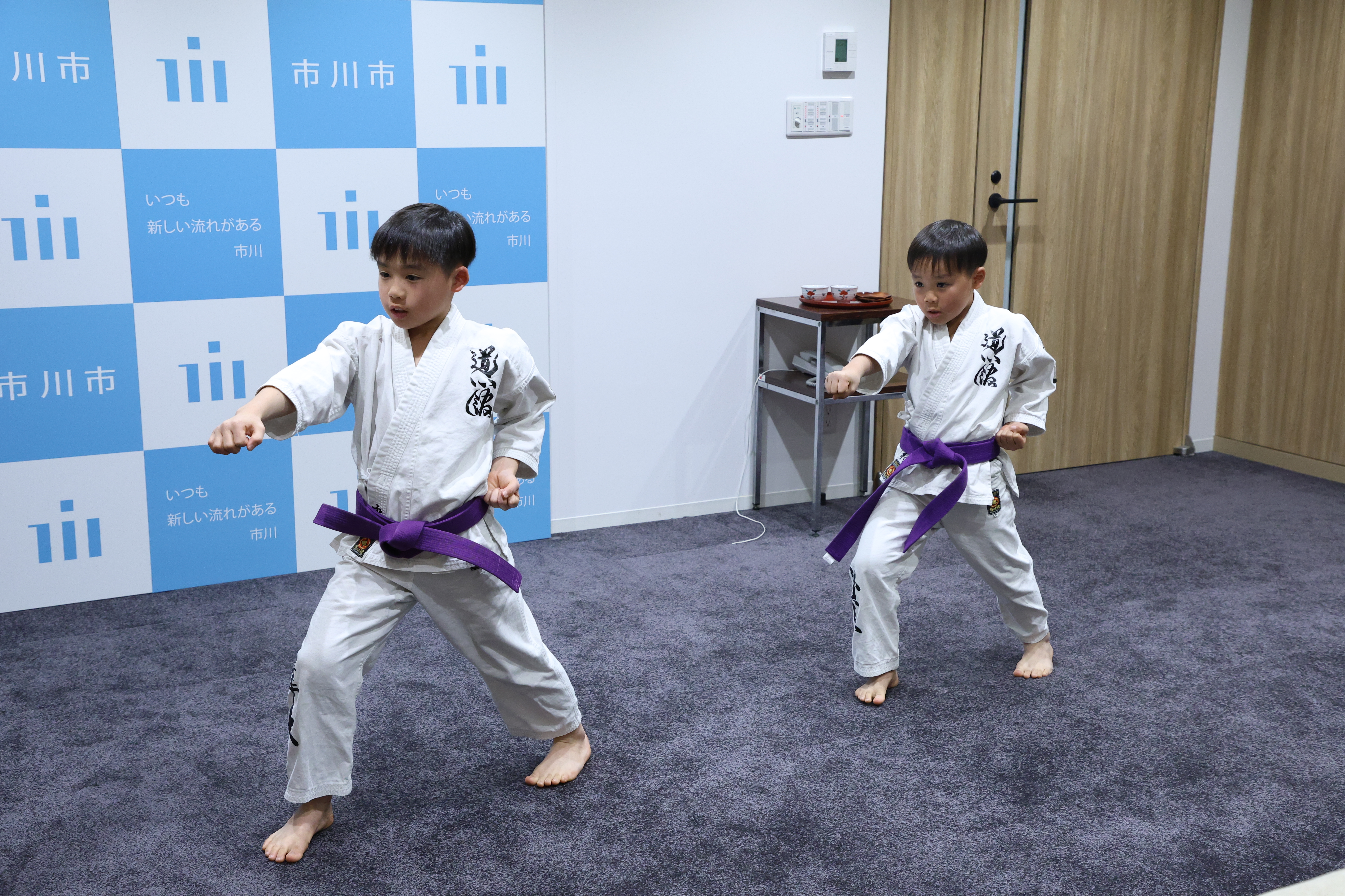 写真：形の演武を行う中村隼大選手、賢人選手