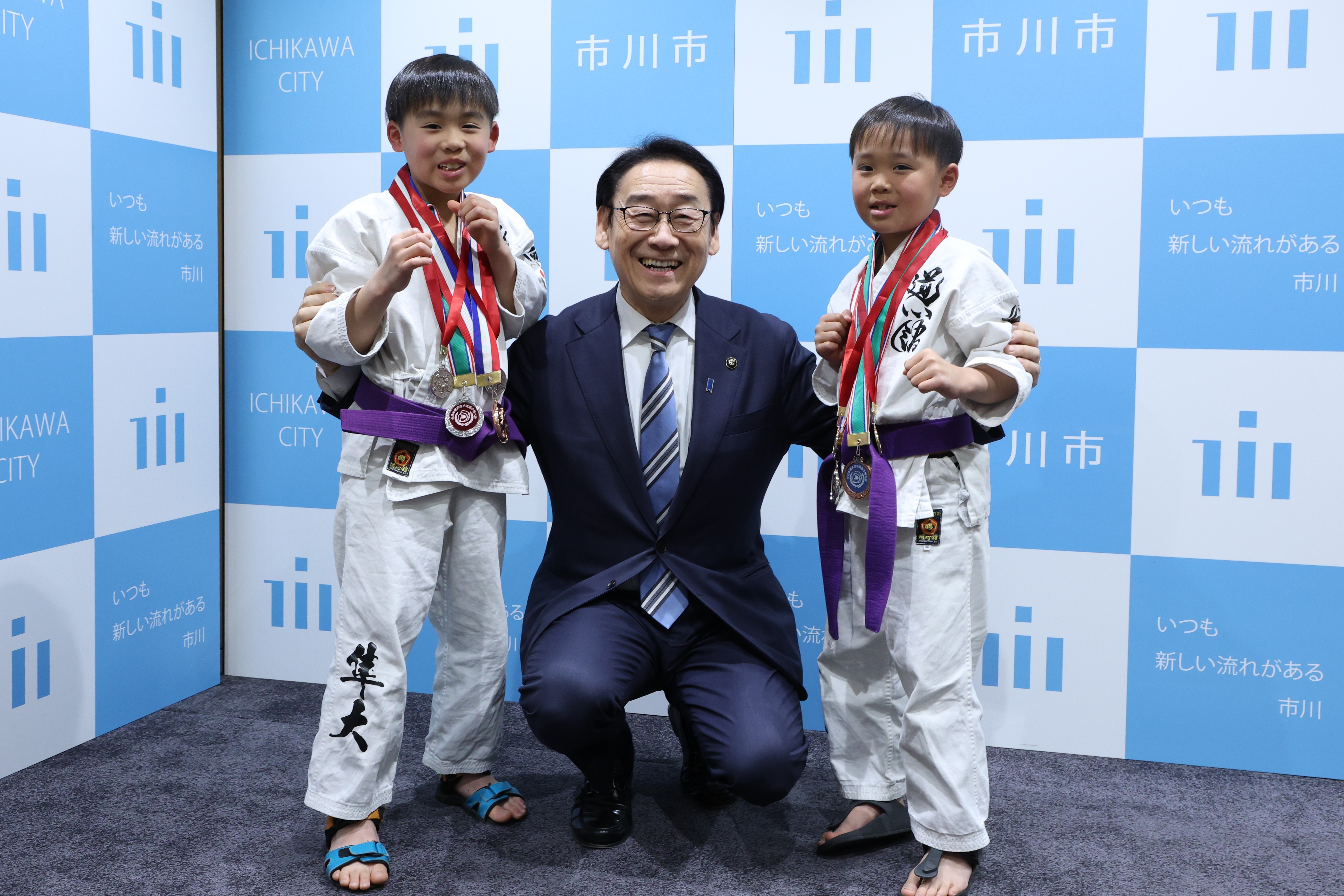 写真：田中市長と中村隼大選手、賢人選手