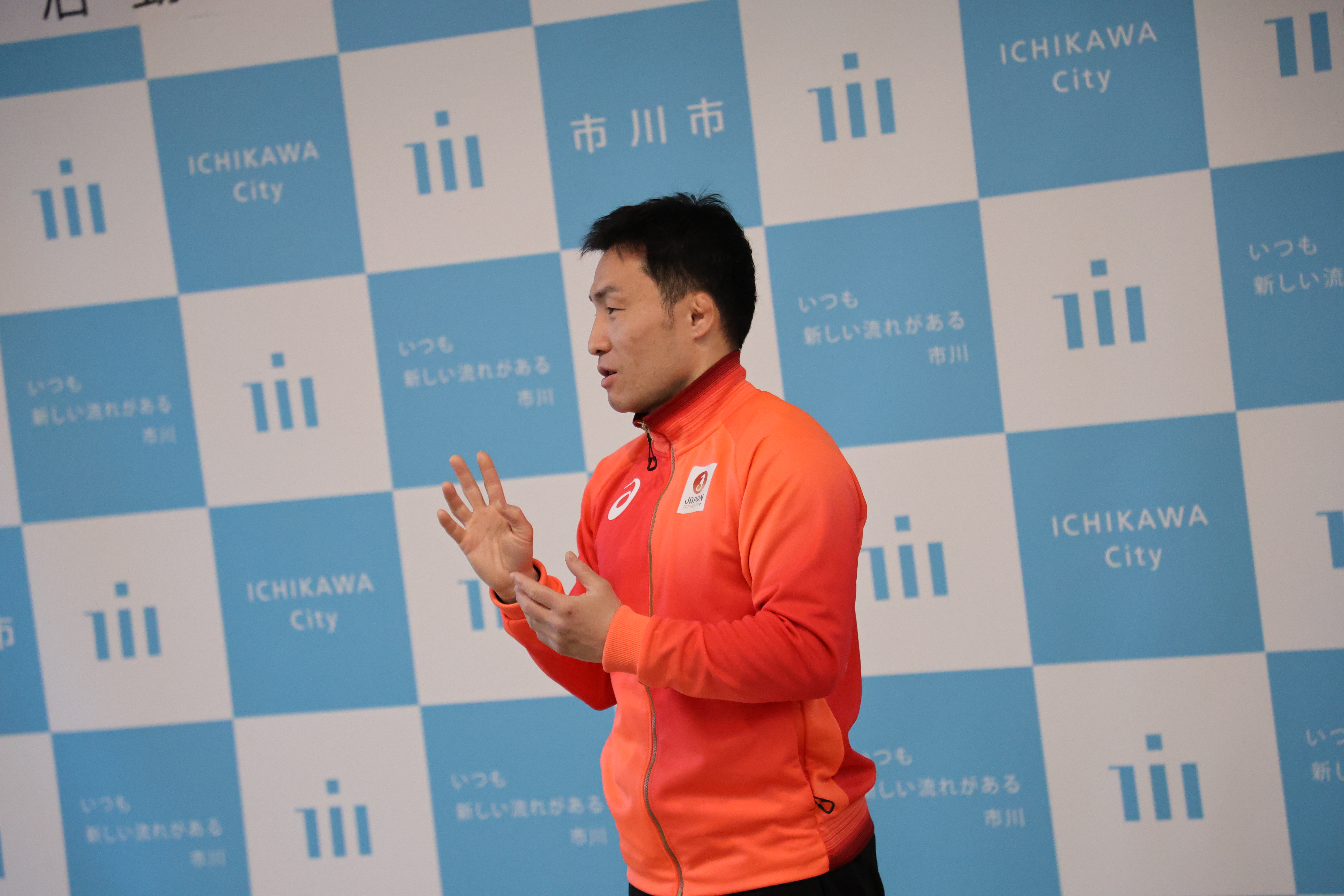 写真：手話も用いながら活動報告をする吉良選手