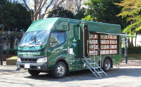 桜の木の下の自動車図書館(写真画像)