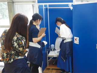 災害用トイレを検証するBJ☆プロジェクトのメンバー