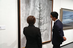 【Facebook】川崎麻児氏と故川崎春彦氏の日本画作品寄贈[2月4日]