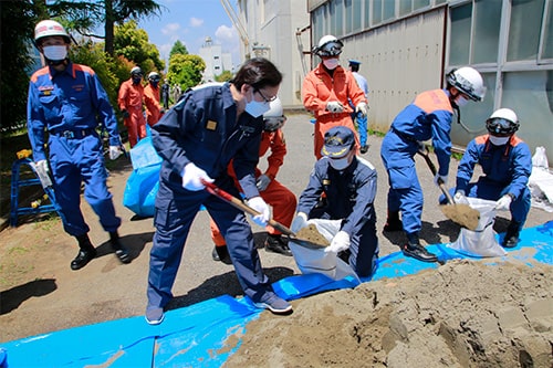 消防隊員や職員と一緒に汗を流しながらの訓練。きびきびした動きを頼もしく感じました。