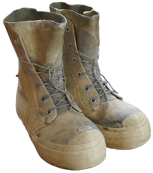 ブーツ／アラスカで過ごしていた当時、実際に使用していた品々。ブーツの重さは、片足で1.5kgもあります。