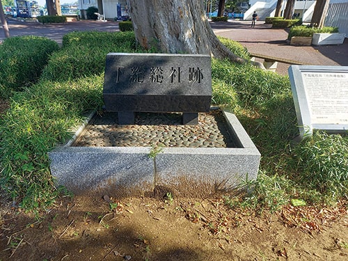 須和田にある六所神社は、明治時代に現在の場所に移転されました。移転する前は下総国府推定地にあったとされ、現在はある施設の場所となっています。それは次のうちどれか。