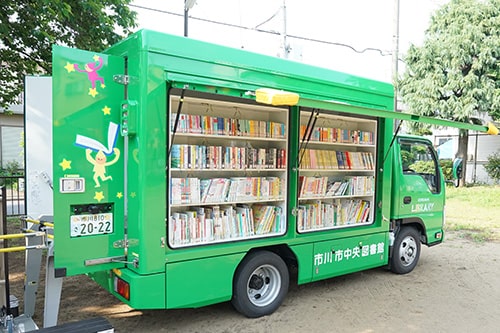 画像:自動車図書館「みどり号」