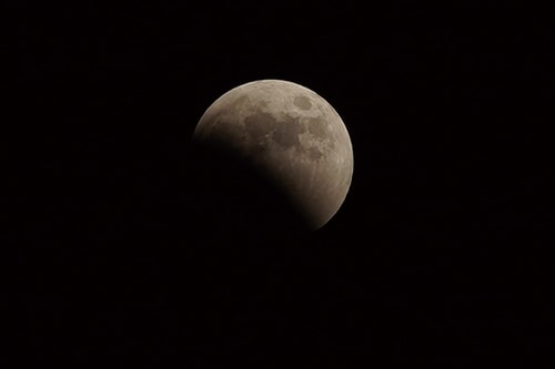 画像:「皆既食」中に天王星が重なる