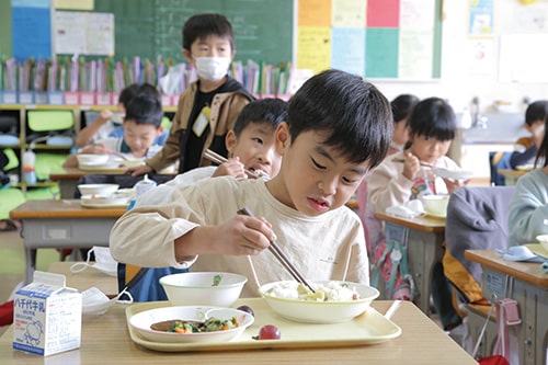 画像：給食を食べているところ