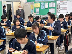 画像:中学生と一緒に給食を食べる市長