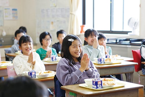 画像：給食の時間